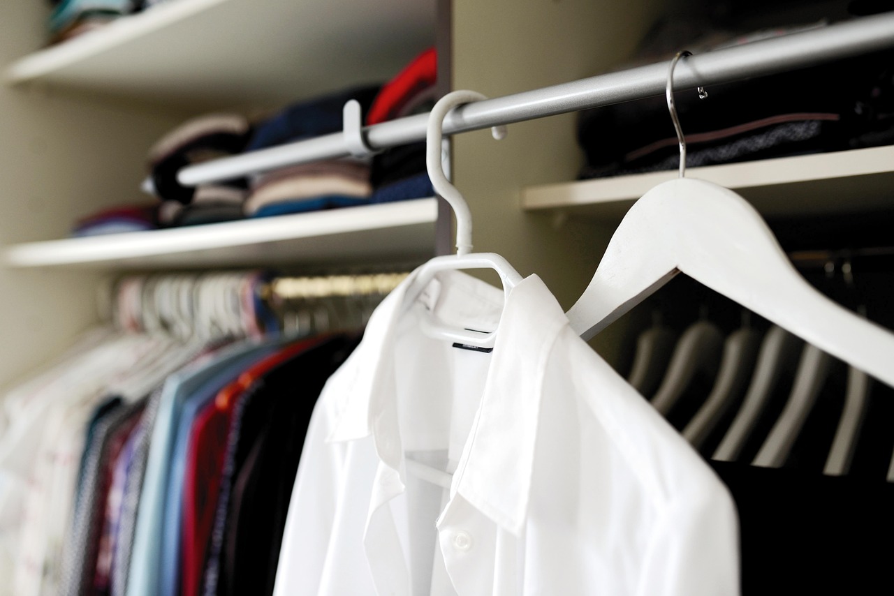 Wie baue ich eine minimalistische Garderobe auf?