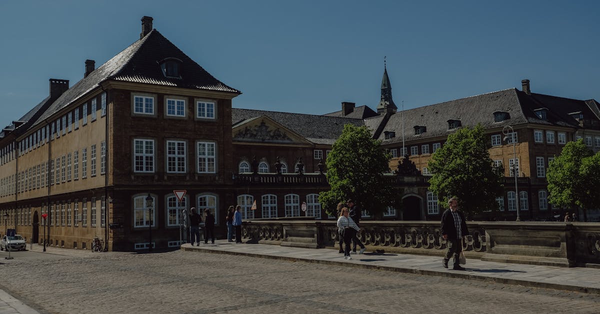 entdecken sie die fesselnde welt der urbanen architektur, wo modernste designs auf faszinierende städtische landschaften treffen. lassen sie sich von innovativen baukonzepten und einzigartigen strukturen inspirieren, die das stadtbild prägen und unsere lebensweise beeinflussen. erleben sie die symbiose von kunst und funktionalität in der architektur der metropolen.